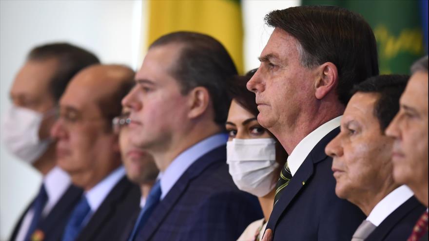 Critican a Bolsonaro por expulsar a 34 funcionarios ...