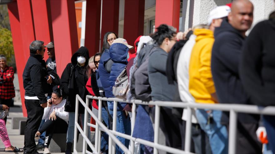 La gente espera en una fila para pedir subsidios por desempleo, Las Vegas, EE.UU., marzo de 2020.