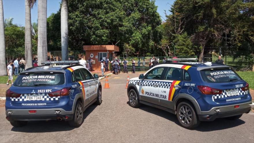 Vehículos de la Policía militar de Brasil aparcados fuera de la embajada de Venezuela, Brasilia, 13 de noviembre de 2019. (Foto: AFP)