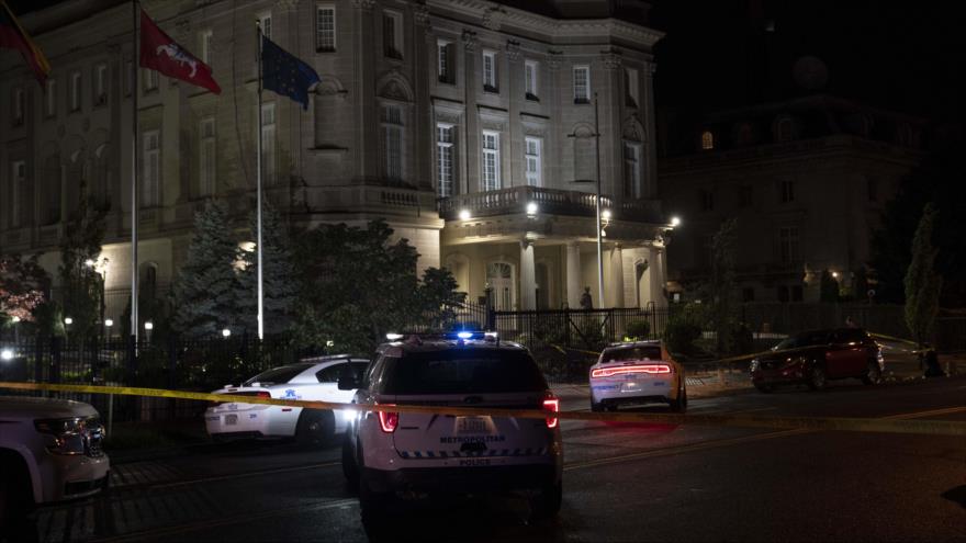 Agentes policiales congregados frente a la embajada de Cuba en Washington (EE.UU.), tras sufrir un ataque, 30 de abril de 2020. (Foto: AFP)