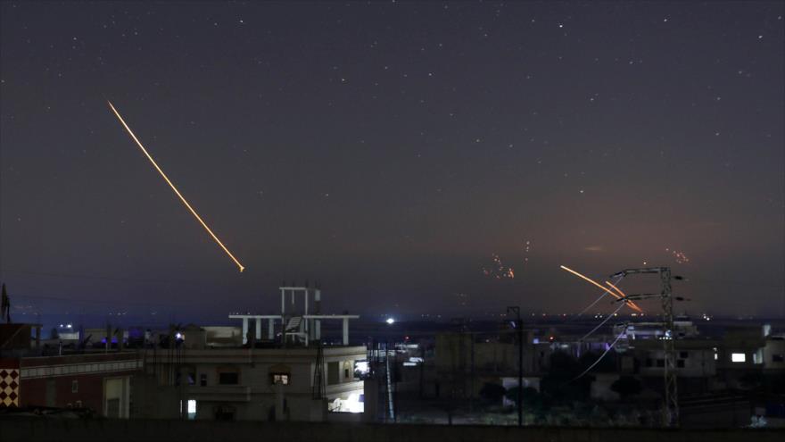 Defensa antiaérea del Ejército sirio intercepta misiles lanzados contra Damasco, la capital.