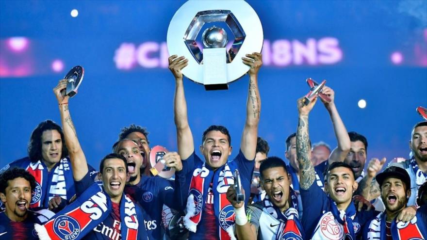 Los jugadores del Paris Saint Germain celebran el campeonato de la liga francesa.