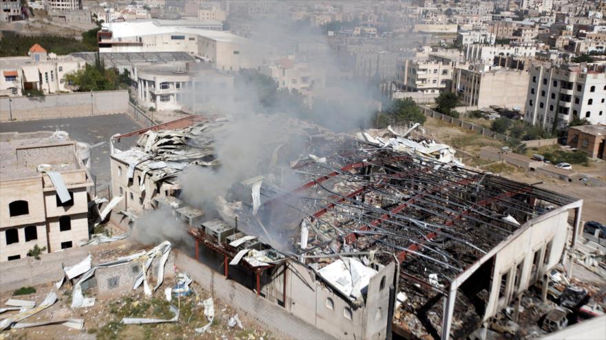 Columna de humo tras un ataque lanzado por Arabia Saudí contra un funeral en Saná, la capital de Yemen. (Foto: Reuters)