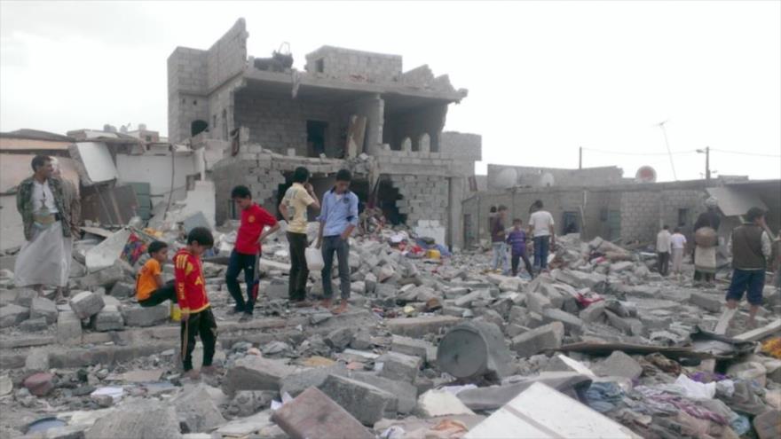 Niños yemeníes buscan entre los escombros de un edificio destruido por un ataque saudí al puerto Al-Hudayda, en el oeste de Yemen. 