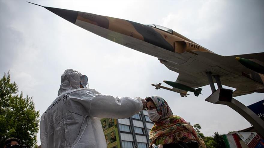 Un miembro de la Fuerza Aérea del Ejército de Irán controla la fiebre de una ciudadana en Teherán, capital persa, 17 de abril de 2020. (Foto: Farsnews)

