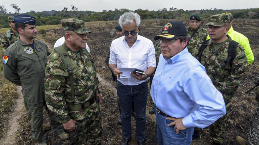 Ministro de Defensa de Colombia, Carlos Holmes Trujillo (2.º dcha.) habla con el general Luis Fernando, Colombia, 22 de febrero de 2019. (Foto: AFP)