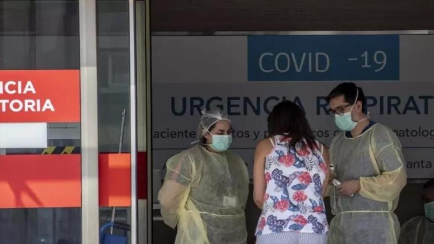 Una mujer solicita información médica en la entrada del servicio de emergencias de un hospital en Santiago de Chile. 30 de marzo de 2020.