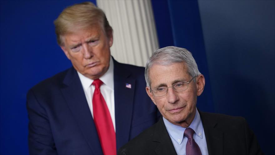 Anthony Fauci, líder del esfuerzo de la Administración Trump ante COVID-19 (dcha.), en una rueda de prensa, Washington, 22 de abril de 2020. (Foto: AFP)