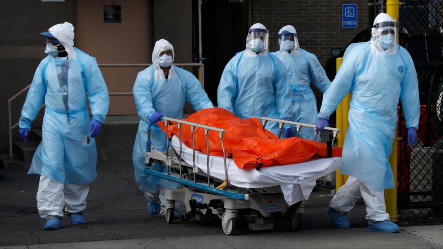 Personal médico moviliza a pacientes que ha dado positivo a COVID-19 en EE.UU.