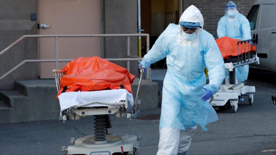 Personal médico traslada cadáveres de un hospital en Brooklyn, Nueva York (este de EE.UU.)