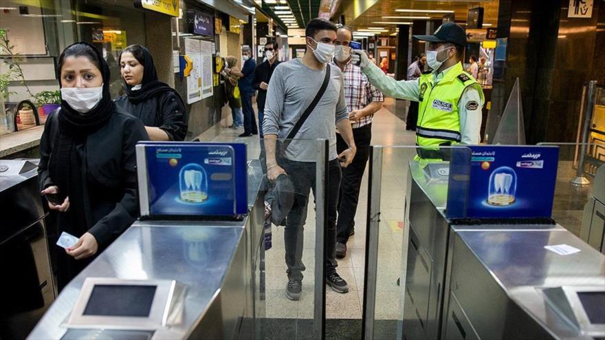 Fuerzas Disciplinarias de Irán controlan la temperatura de la gente en una estación de metro en Teherán, la capital, 3 de mayo de 2020. (Foto: Farsnews)