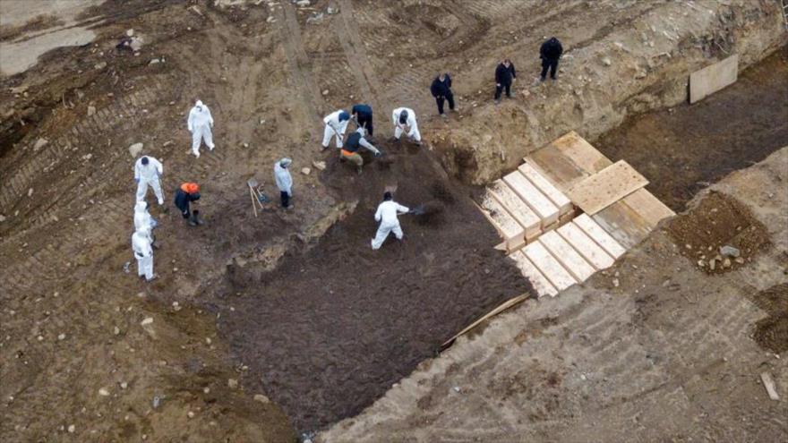 Cuerpos de los muertos por la COVID-19 enterrados en una fosa común en Nueva York, 9 de abril de 2020. (Foto: Reuters)