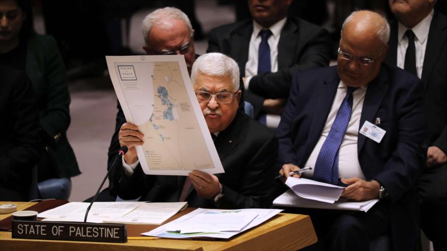 El presidente palestino, Mahmud Abás, sostiene la Visión por la Paz de Trump ante el Consejo de Seguridad, Nueva York, 11 febrero de 2020. (Foto: AFP)