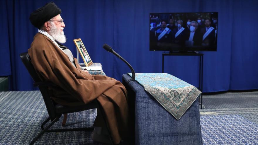 El Líder de Irán, el ayatolá Seyed Ali Jamenei, mantiene un encuentro vía videoconferencia con ocasión de la Semana del Trabajador, 6 de mayo de 2020.