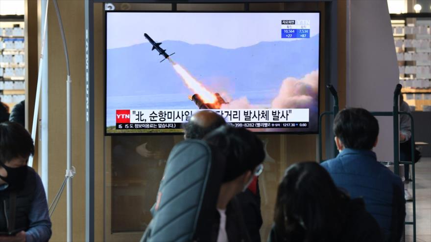 La gente mira en una estación en Seúl una transmisión televisiva que muestra un test de misiles de Corea del Norte, 14 de abril de 2020. (Foto: AFP)