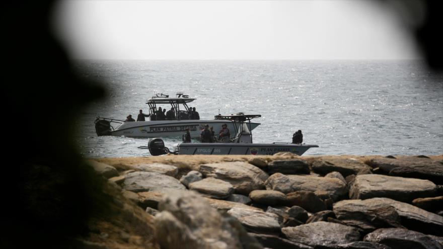 Barcos de las fuerzas de seguridad venezolanas patrullan las playas del país caribeño, 3 de mayo de 2020. (Foto: Reuters).