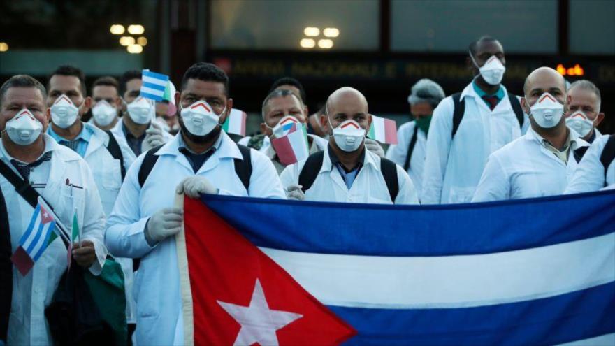 Un grupo de médicos cubanos llega a México para ayudar a combatir la pandemia de la COVID-19. 