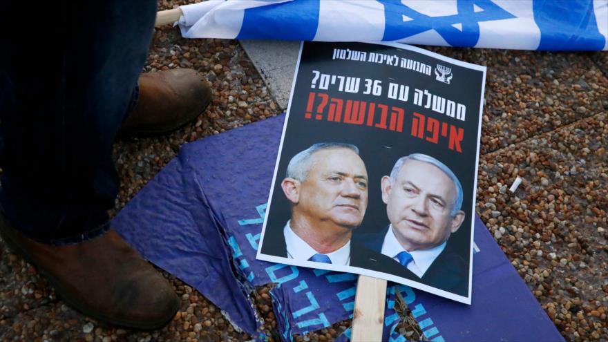 Una foto del premier israelí, Benjamín Netanyahu, y su exrival en las elecciones Benny Gantz, en una protesta, Tel Aviv, 2 de mayo de 2020. (Foto: AFP)