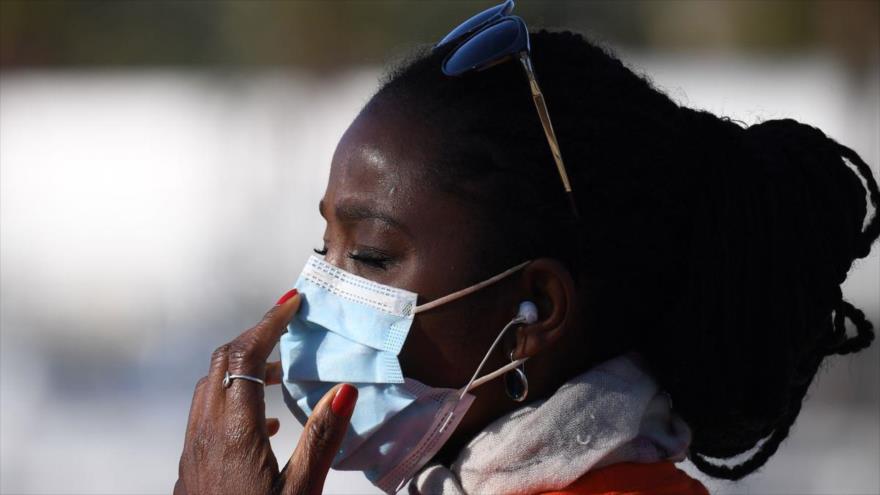 Una mujer usa máscara en Los Ángeles después del brote del nuevo coronavirus en EE.UU. (Foto: AFP)