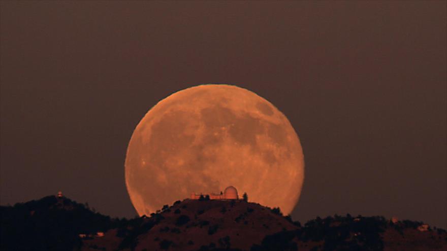 Científicos han detectado que la Luna emite un flujo constante de iones de carbono. 