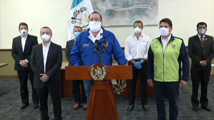 Presidente hace compromisos de palabra con empresarios en Guatemala