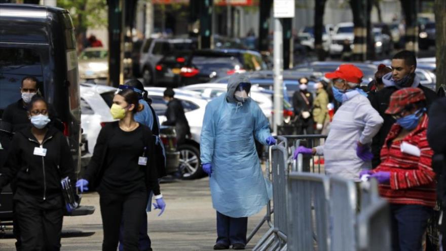 Estadounidenses llevan mascarillas en las calles para prevenir el contagio del COVID-19. 