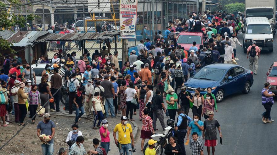 Los hondureños congregados para recibir gallinas entregadas por el precandidato presidencial Wilfredo Méndez en Tegucigalpa, 7 de mayo de 2020.