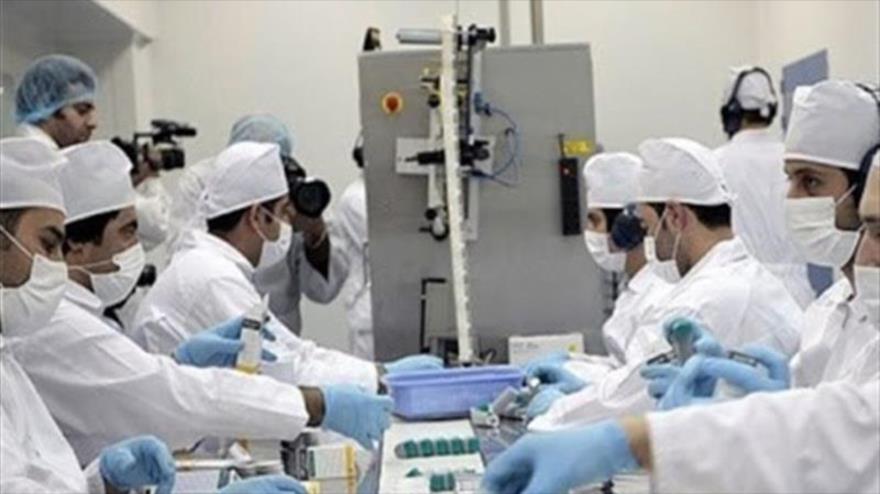 Expertos iraníes trabajan en un laboratorio en Teherán.