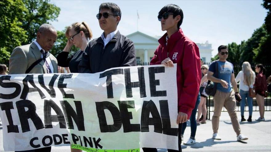 Manifestantes se congregan frente a la Casa Blanca cuando Donald Trump anunció la retirada de EE.UU. del acuerdo nuclear con Irán, 8 de mayo de 2018.