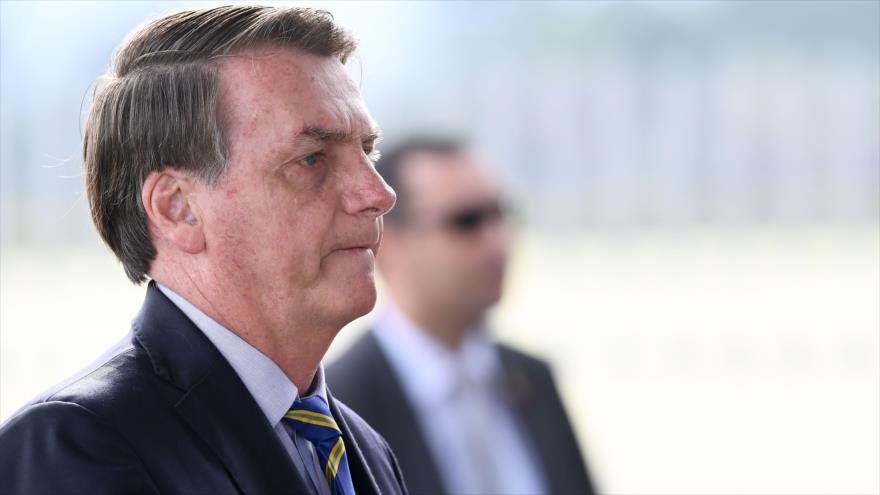 El presidente brasileño, Jair Bolsonaro, habla con los partidarios en el Palacio Alvorada, en Brasilia, 6 de mayo de 2020. (Foto: AFP)