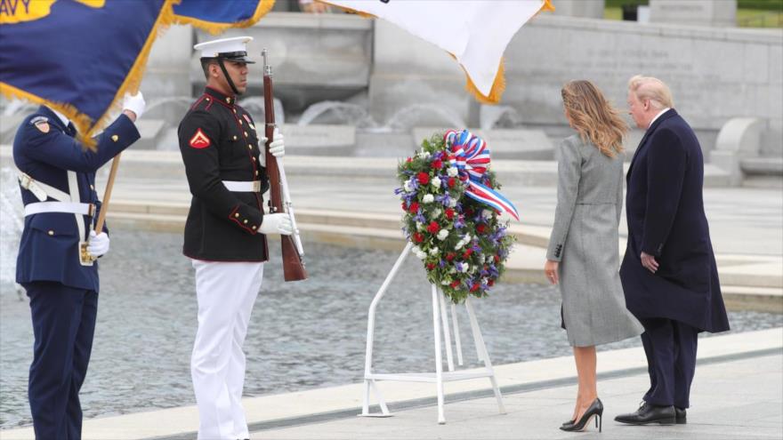 El presidente de EE.UU., Donald Trump, y su esposa conmemoran el Día de la Victoria contra el fascismo alemán, Washington D.C., 8 de mayo de 2020.