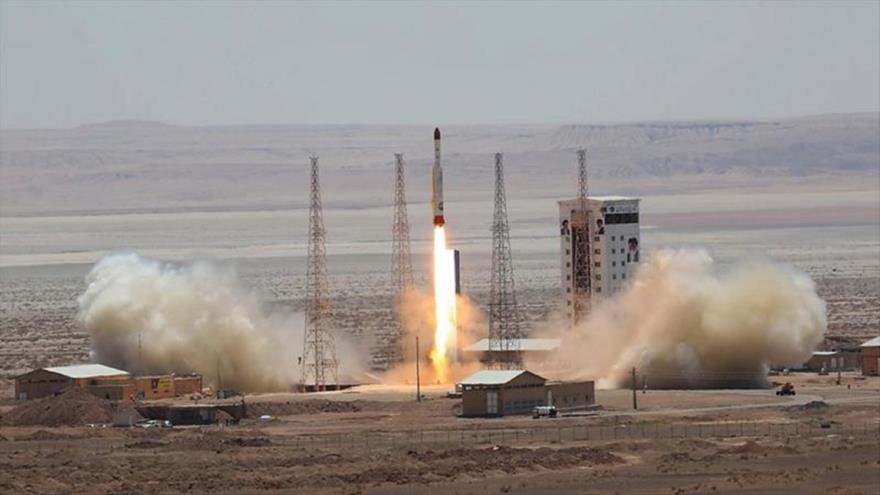 El momento del lanzamiento del cohete portador iraní Simorq (fénix, en español), 27 de 2017. (Foto: Tasnim)