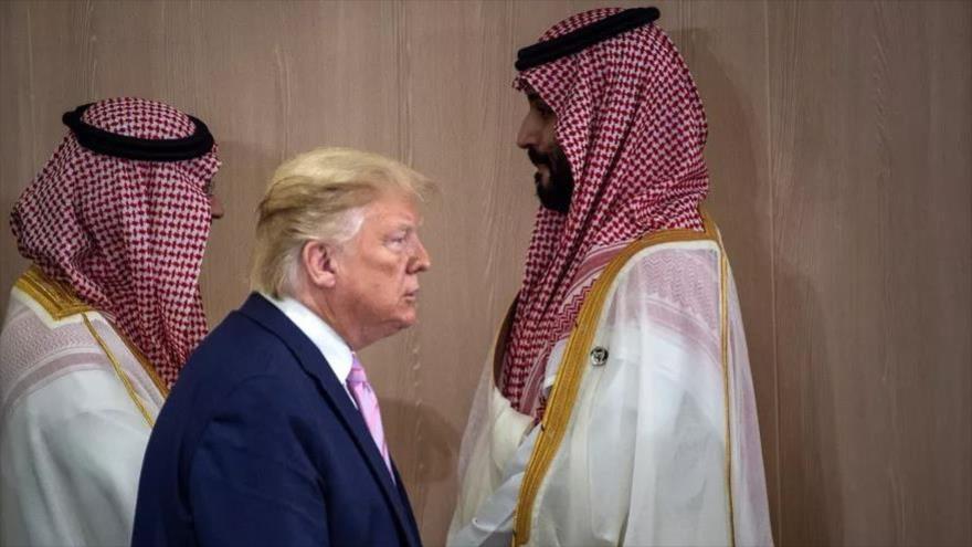 El presidente de EE.UU., Donald Trump, se cruza con el príncipe heredero saudí, Muhamad bin Salman Al Saud, durante la Cumbre del G20, 29 de junio de 2019.