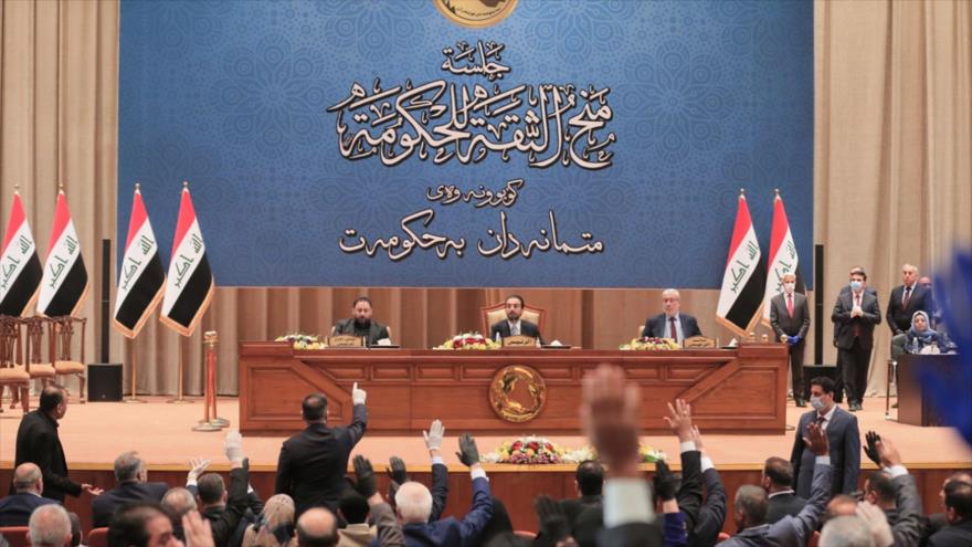 El presidente del Parlamento iraquí, Muhamad al-Halbousi (C), el 7 de mayo de 2020. (Foto: AFP)