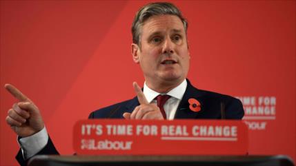 Critican a Johnson por levantar restricciones pese a COVID-19