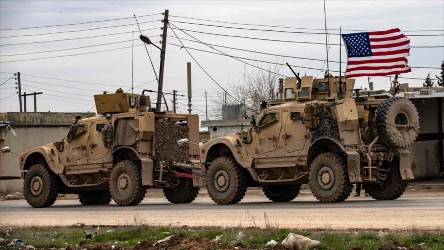 Un convoy militar estadounidense conduce en una carretera en la provincia nororiental siria de Al-Hasaka, 12 de febrero de 2020. (Foto: AFP)