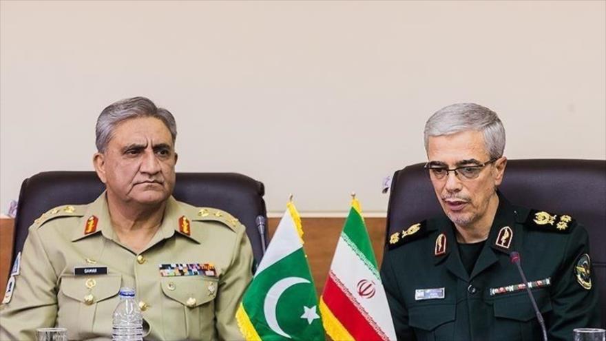 El jefe del Estado Mayor de las Fuerzas Armadas (FF.AA.) de Irán, Mohamad Hosein Baqeri (dcha.), y su par paquistaní, Qamar Yaved Bajwa.