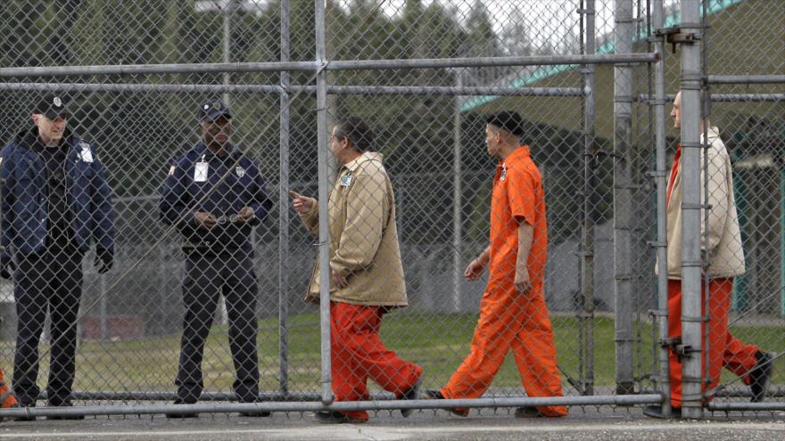 Presos caminan en una prisión en Washington D.C., la capital estadounidense.