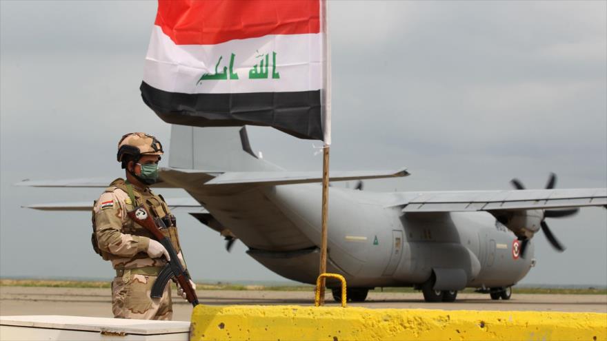 Un soldado iraquí hace guardia en la base aérea de Al-Qayarah, en Mosul, controlada anteriormente por las fuerzas estadounidenses, 26 de marzo de 2020. (Foto: AFP)