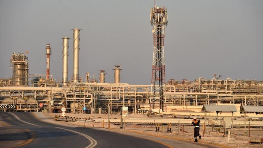 Una vista general de una planta de procesamiento de petróleo de Abqaiq de la petrolera Aramco.