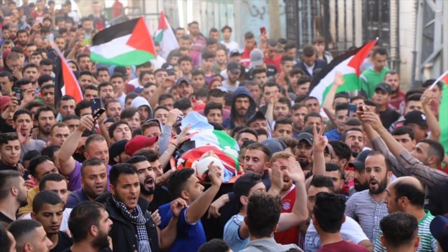 Funeral de un adolescente palestino de 14 años, llamado Zeid Fazl al-Qasiyah, asesinado por las fuerzas israelíes en la ciudad Al-Jalil, 13 de mayo de 2020.