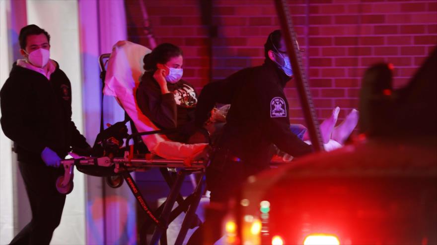 Trasladan a una paciente en el Centro Médico Maimonides, Nueva York, EE.UU., 4 de mayo de 2020. (Foto: AFP)