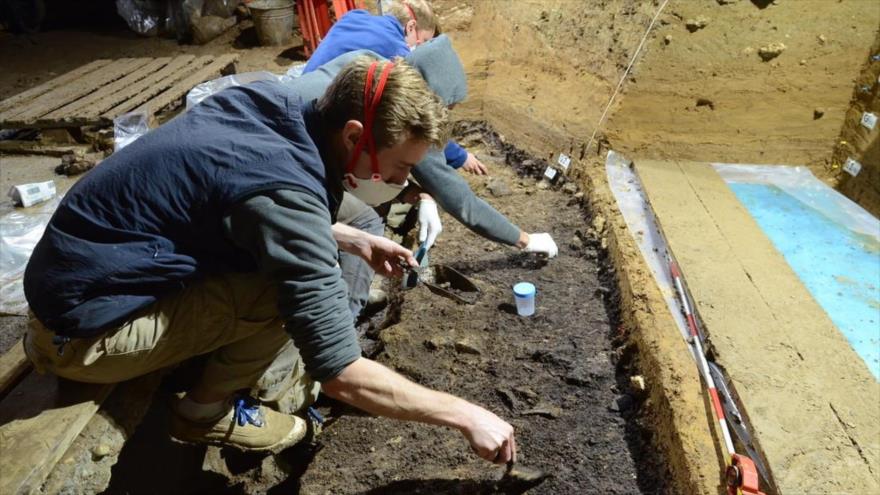 Excavaciones en la cueva Bacho Kiro, Bulgaria.