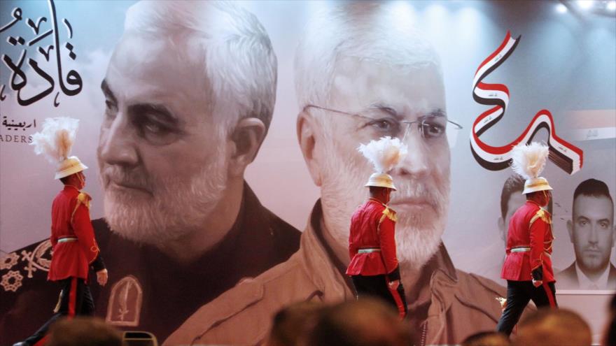 Foto del combatiente iraquí Abu Mahdi al-Muhandis (dcha.) y comandante iraní Qasem Soleimani, en un mitin en Bagdad, 11 de febrero de 2020. (Foto: AFP)