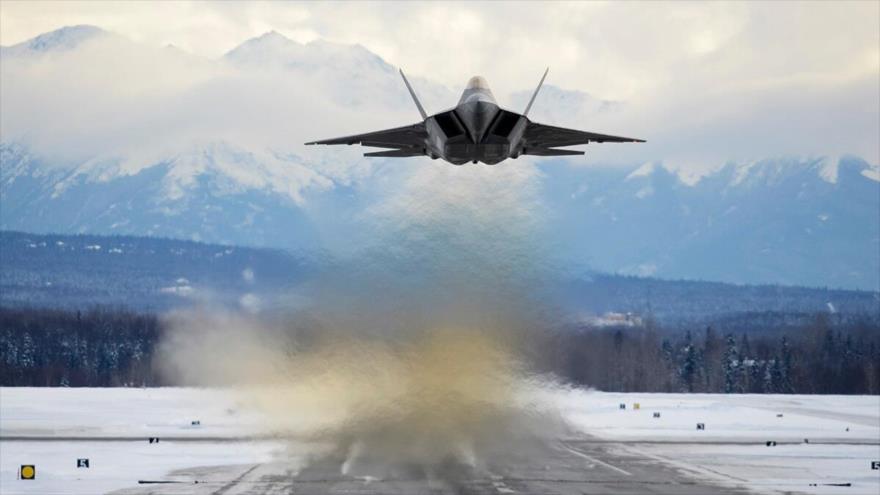 Caza de quinta generación F-22 Raptor de la Fuerza Aérea de EE.UU. despega de una base en Alaska.