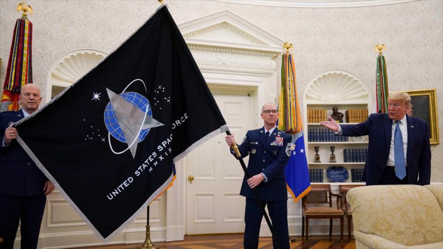 El presidente de EE.UU., Donald Trump, presenta la bandera de su nueva Fuerza Espacial durante un acto celebrado en la Casa Blanca, 15 de mayo de 2020.