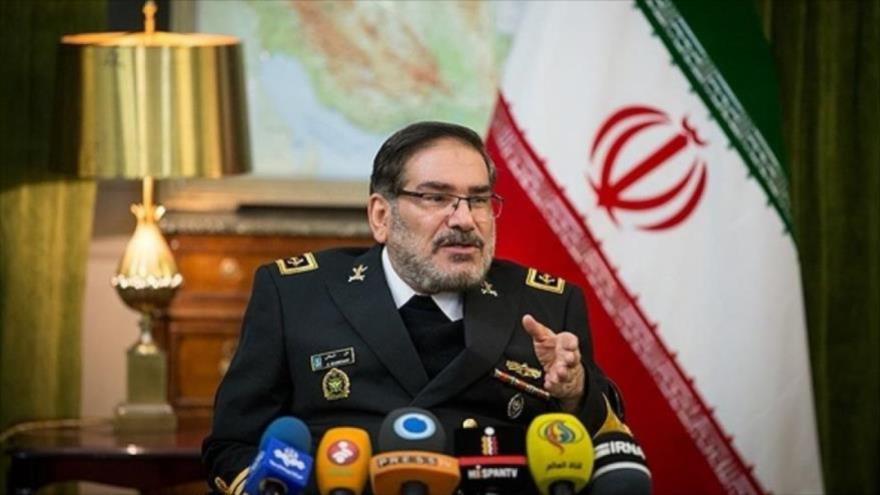 El secretario iraní del Consejo Supremo de Seguridad Nacional, Ali Shamjani, habla con la prensa.