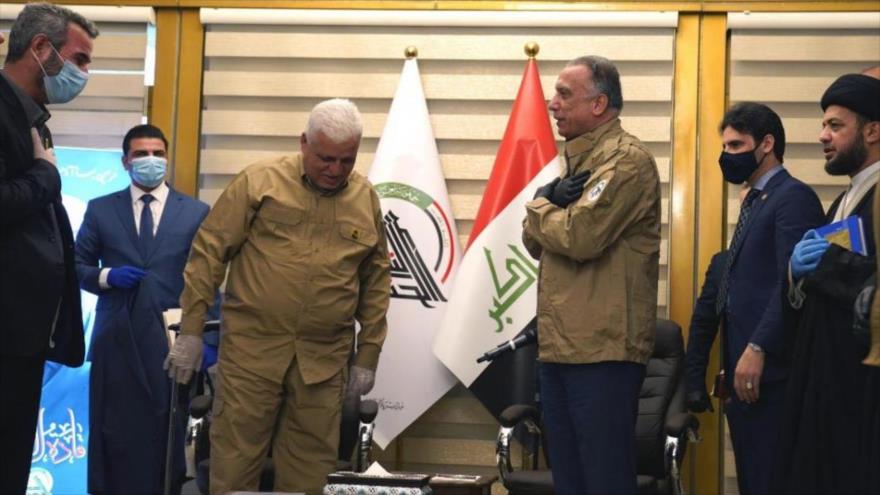 El premier iraquí, Mustafa al-Kazemi (dcha), vestido con la chaqueta de las Al-Hashad Al-Shabi, junto al líder de esta organización, Faleh al-Fayaz. 16 de mayo de 2020.