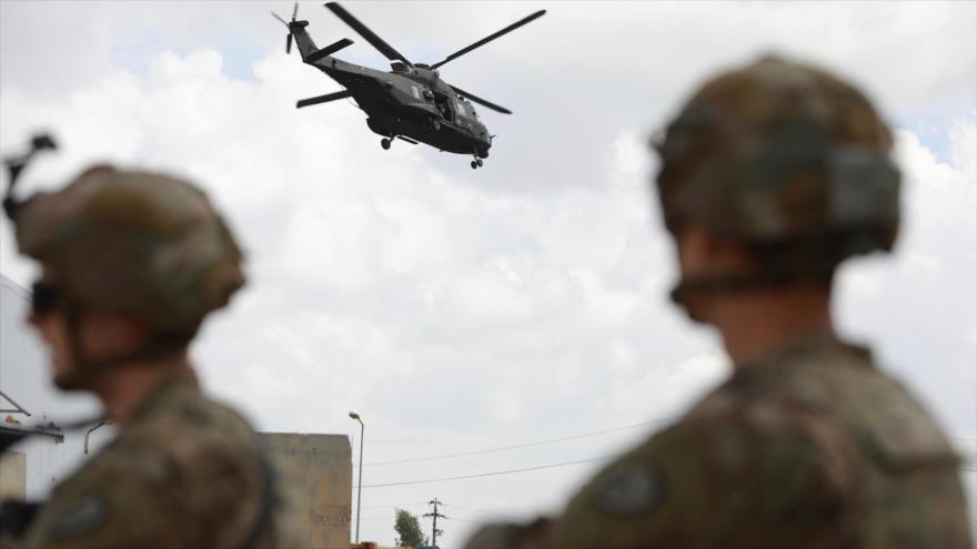 Soldados estadounidenses hacen guardia en la base aérea K1 cerca de Kirkuk en el norte de Irak, 29 de marzo de 2020.