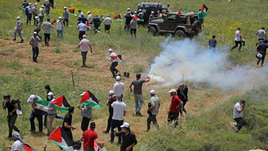 Palestinos protestan contra asentamientos ilegales mientras fuerzas israelíes disparan gases lacrimógenos, Nablus, 15 de mayo de 2020. (Foto: AFP)
